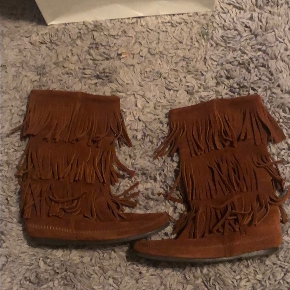Minnetonka 3-layer fringe boots - Picture 2 of 13